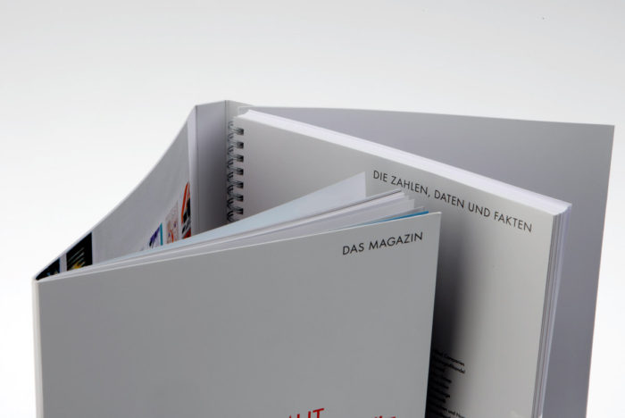 Softcoverbuch mit 8-seitigem Umschlag u. eingeklebten Informationsblättern