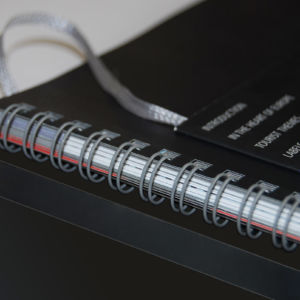 Buch mit verdeckter Wire-O Bindung Buch mit verdeckter Wire-O Bindung und 6-seitigem Umschlag