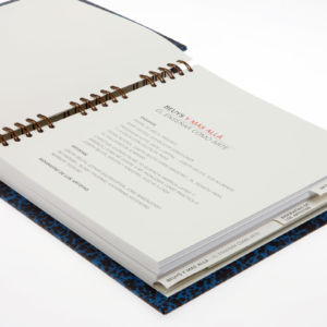 Hardcoverbuch mit verdeckter Skip-Bindung Hardcoverbuch mit verdeckter Skip-Bindung in Kastenrücken eingehängt