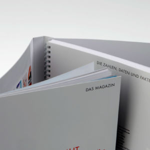 Broschüre mit 8-seitigem Umschlag und eingeklebten Informationsblättern