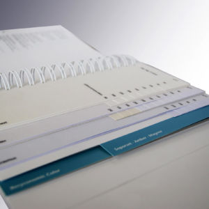Musterbuch mit unterschiedlichen breiten Blättern und Registerstanzungen