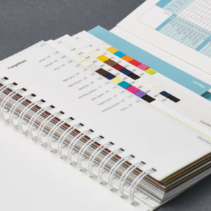Musterbuch mit unterschiedlichen breiten Blättern und Registerstanzungen