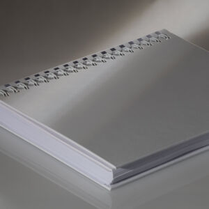 Buch mit halbverdeckter Wire-O Bindung Buch mit halbverdecker Wire-Bindung in Hardcover eingehängt