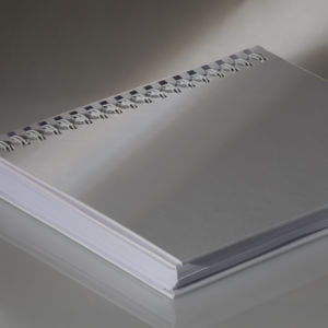 Buch mit halbverdecker Wire-Bindung in Hardcover eingehängt