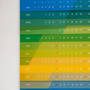 Kalender mit abgestuften Monatsblättern
