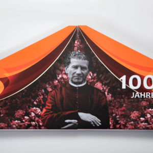 Formgestanztes Buch mit je 200 Seiten