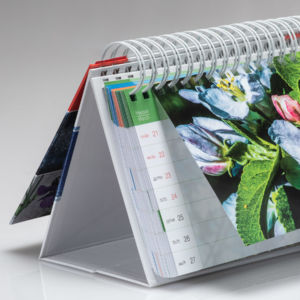 Großer Tischkalender mit 1 ¼“-Bindung, 52-Wochenblättern und zusätzlichen verkürzten Abbildungen