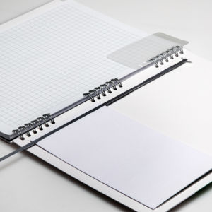 Notizbuch mit Skip Bindung - erweitert mit einem Einmerkband, herausnehmbaren Lesezeichen aus Pri-Plak und Froschtasche