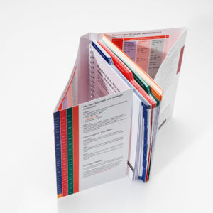 Softcoverbuch mit 8-seitigem Umschlag und Registerstanzung
